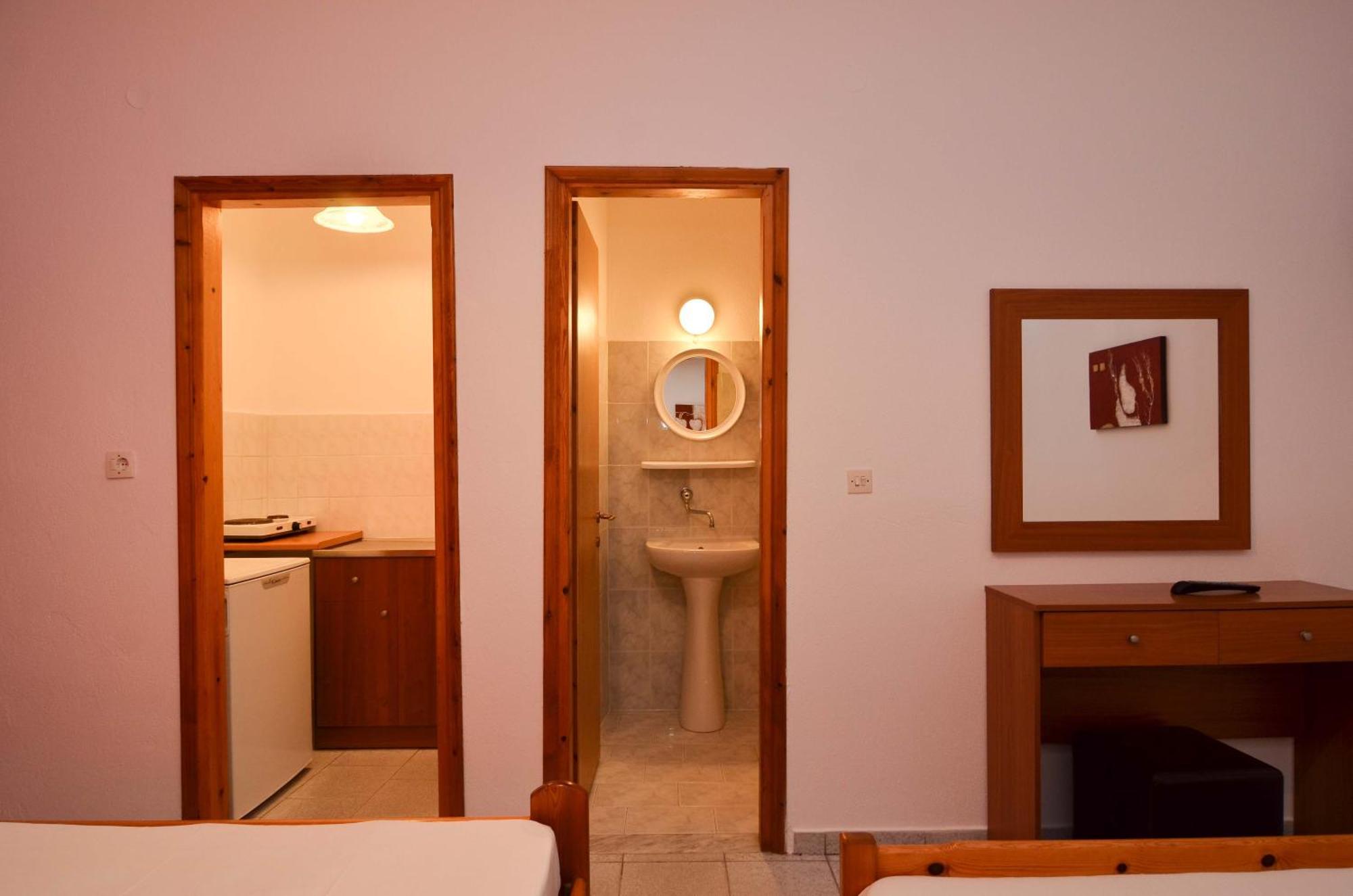 Giannis Hotel Paralía Habitación foto